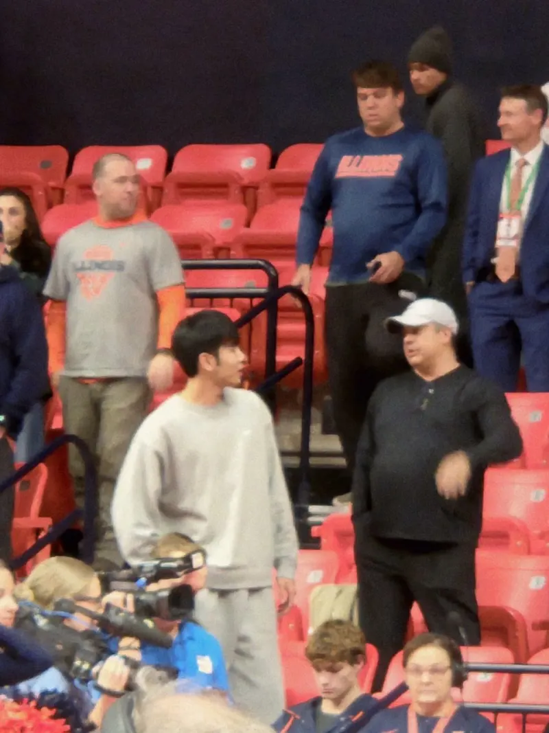 开云官网-队记：张博源今日访问伊利诺伊大学，并观战今日球队比赛