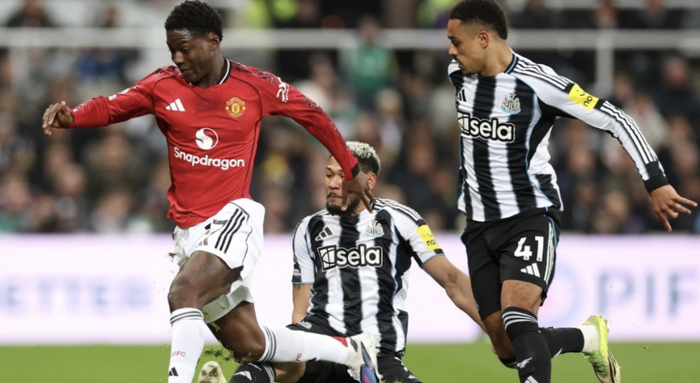 开云官网-联赛11轮不败终结！曼联1-2遭十人纽卡绝杀，卡里克遭遇上任首败|纽卡斯尔|B费|拉姆塞|戈登|奥苏拉_新浪体育_新浪新闻